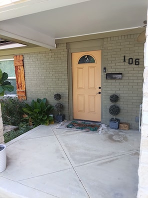 Exterior detail - 4BED Pool Down Town Home Near UMHB & SW Hospital (Belton)