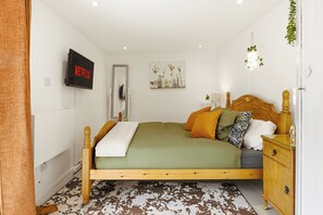 Een strijkplank/strijkijzer, wifi, beddengoed