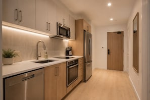 Apartment | Private kitchen | Fridge, microwave, oven, stovetop - Metrospire Hotel (Toronto)