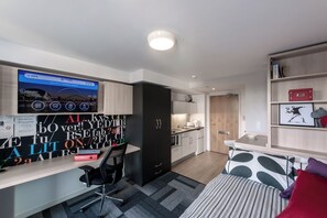 Classic-Studio, Nichtraucher | Schreibtisch, laptopgeeigneter Arbeitsplatz, kostenloses WLAN
