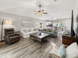 TV - Captain`s Quarters - New Listing (Pensacola)