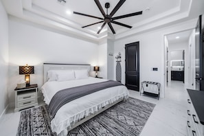 3 slaapkamers, een strijkplank/strijkijzer, gratis wifi, beddengoed