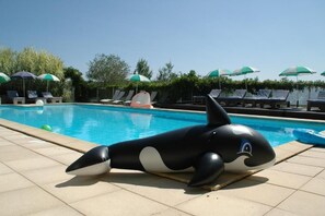 A swimming pool with lounge chairs and umbrellas. - Roussel (Saint-Paul-d'Espis)