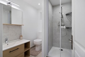 Shower, hair dryer, towels - New Apartment with Sea View 1 – Steps from the Beach (Cherrueix)