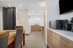 Coffee/tea maker, fridge, microwave, oven