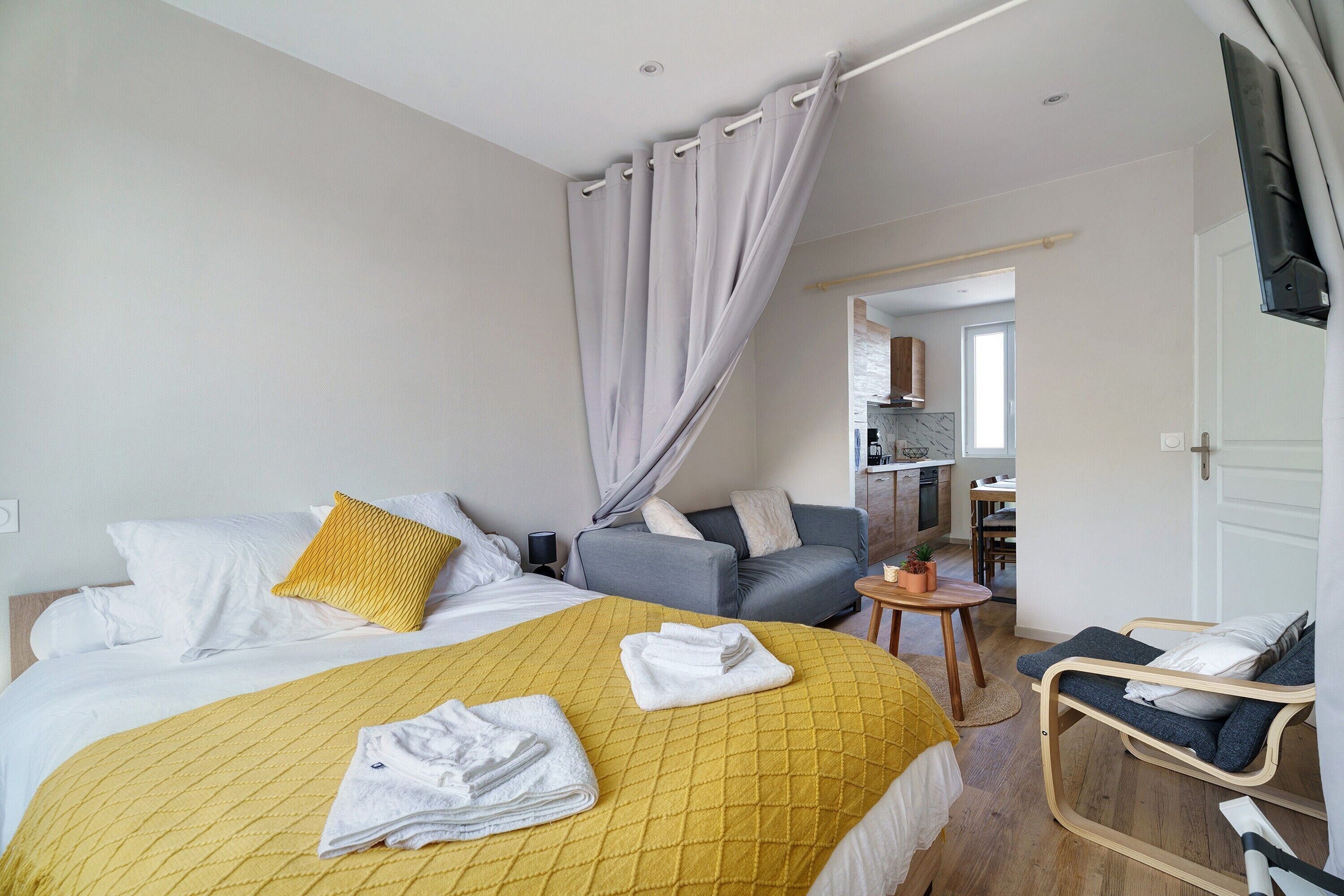 Une chambre d’hôtel avec un lit, un canapé, une petite table et une chaise.