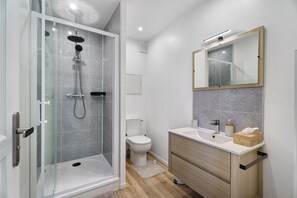 Shower, hair dryer, towels - New Apartment with Sea View 2 (Cherrueix)