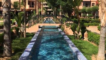 5 outdoor pools, open 8:00 AM to 8:00 PM, sun loungers