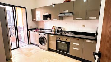 Appartement Deluxe, service de ménage, en bord de piscine | Cuisine privée | Réfrigérateur dans l'espace commun, micro-ondes dans l'espace commun