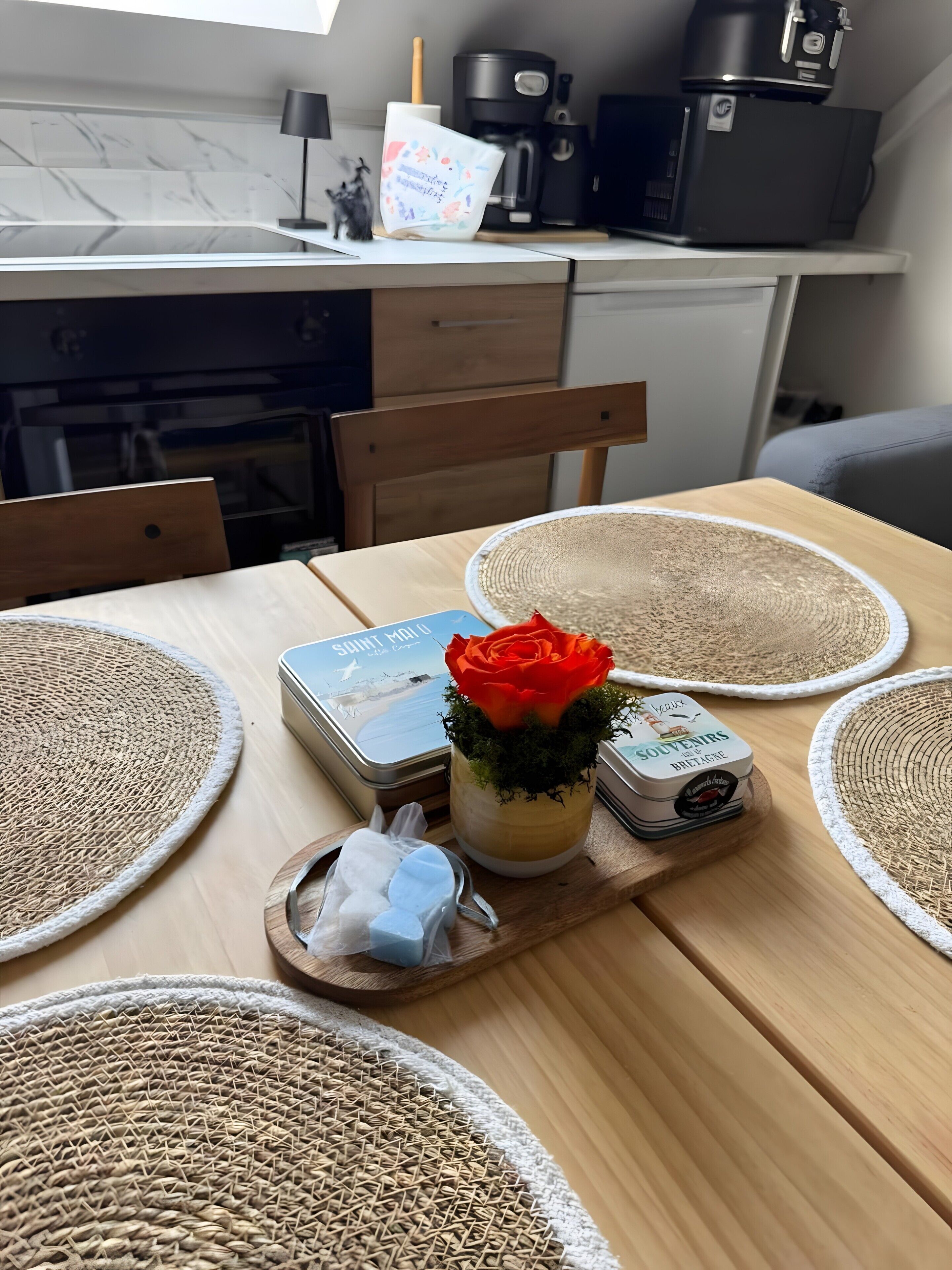 Cafetière/bouilloire, réfrigérateur, micro-ondes, four