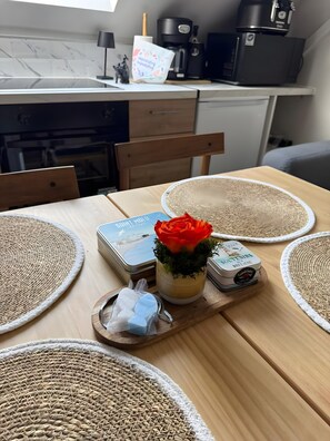 Wasserkocher mit Kaffee-/Teezubehör, Kühlschrank, Mikrowelle, Ofen
