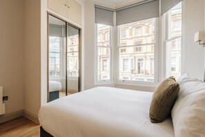 Laptop workspace, cribs (free), WiFi (free), bed sheets - The Cheniston by Nestor (London)