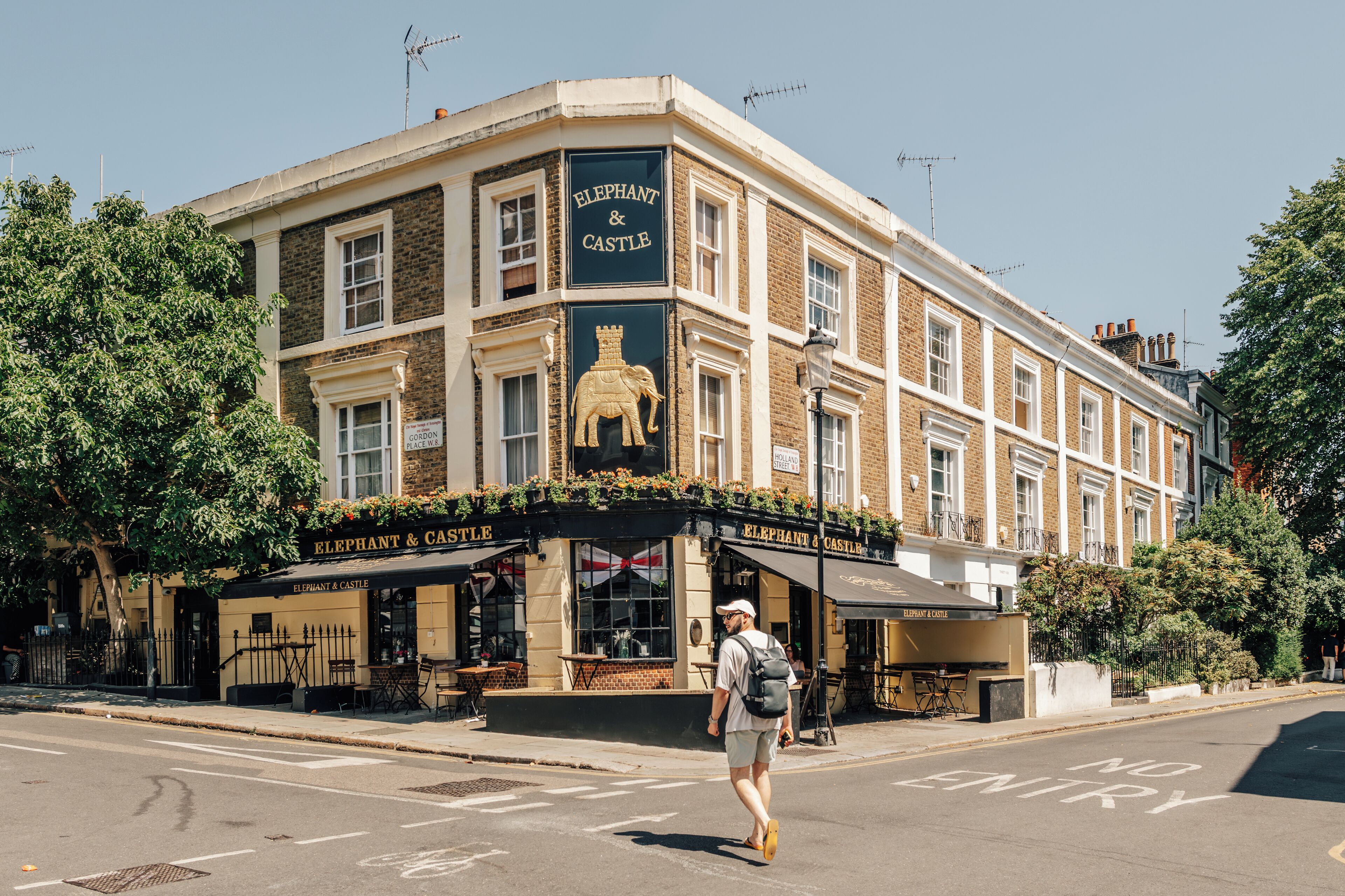 Een hoekpand met een bord waarop 'Elephant & Castle' staat.