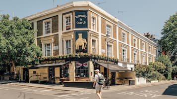 Un edificio en esquina con un letrero que dice 'Elephant & Castle'.