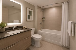 Appartement | Salle de bain | Articles de toilette (gratuits), séchoir à cheveux, serviettes fournies