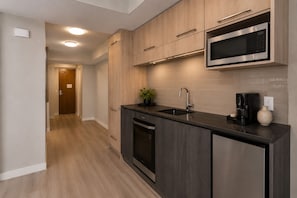 Appartement | Cuisine privée | Réfrigérateur, four à micro-ondes, un four, surface de cuisson