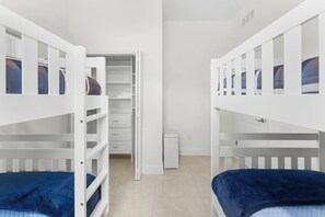 3 slaapkamers, een strijkplank/strijkijzer, wifi, beddengoed