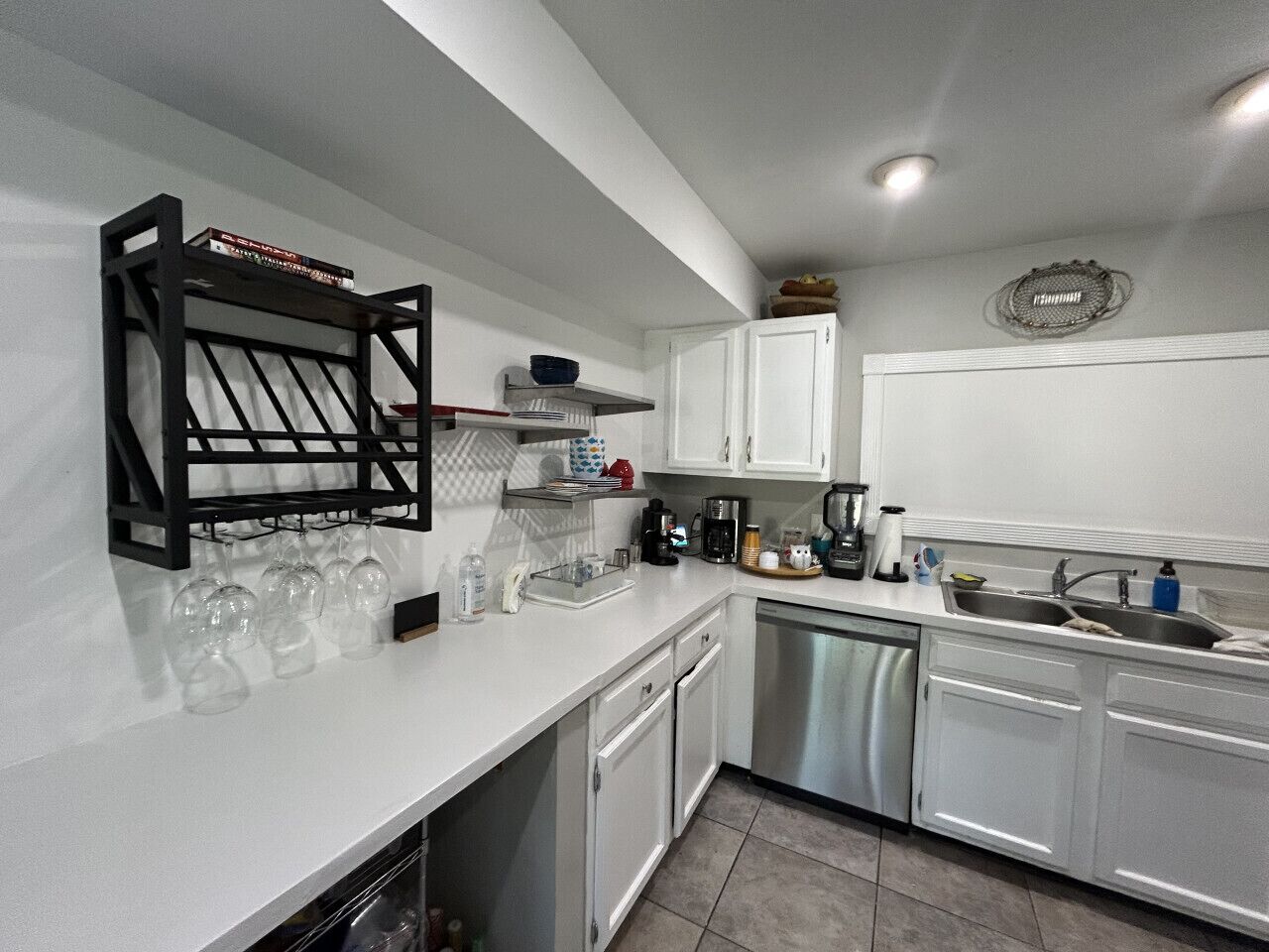 Coffee/tea maker, fridge, microwave, stovetop