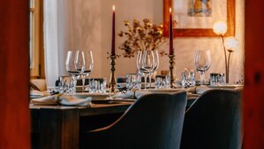 A dining table set with candles, glasses, and a vase of dried flowers. - Haus Richard Falch – Chalet in St. Anton, 2 Min. to Galzigbahn (Sankt Anton am Arlberg)