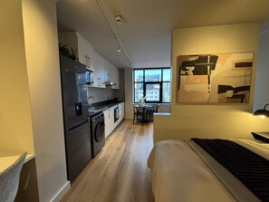 1 slaapkamer, een bureau, een strijkplank/strijkijzer, reisbedje