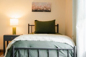 4 bedrooms, free WiFi, bed sheets - Frog's Landing | Hocking Hills, Hot Tub, Firepit (McArthur)