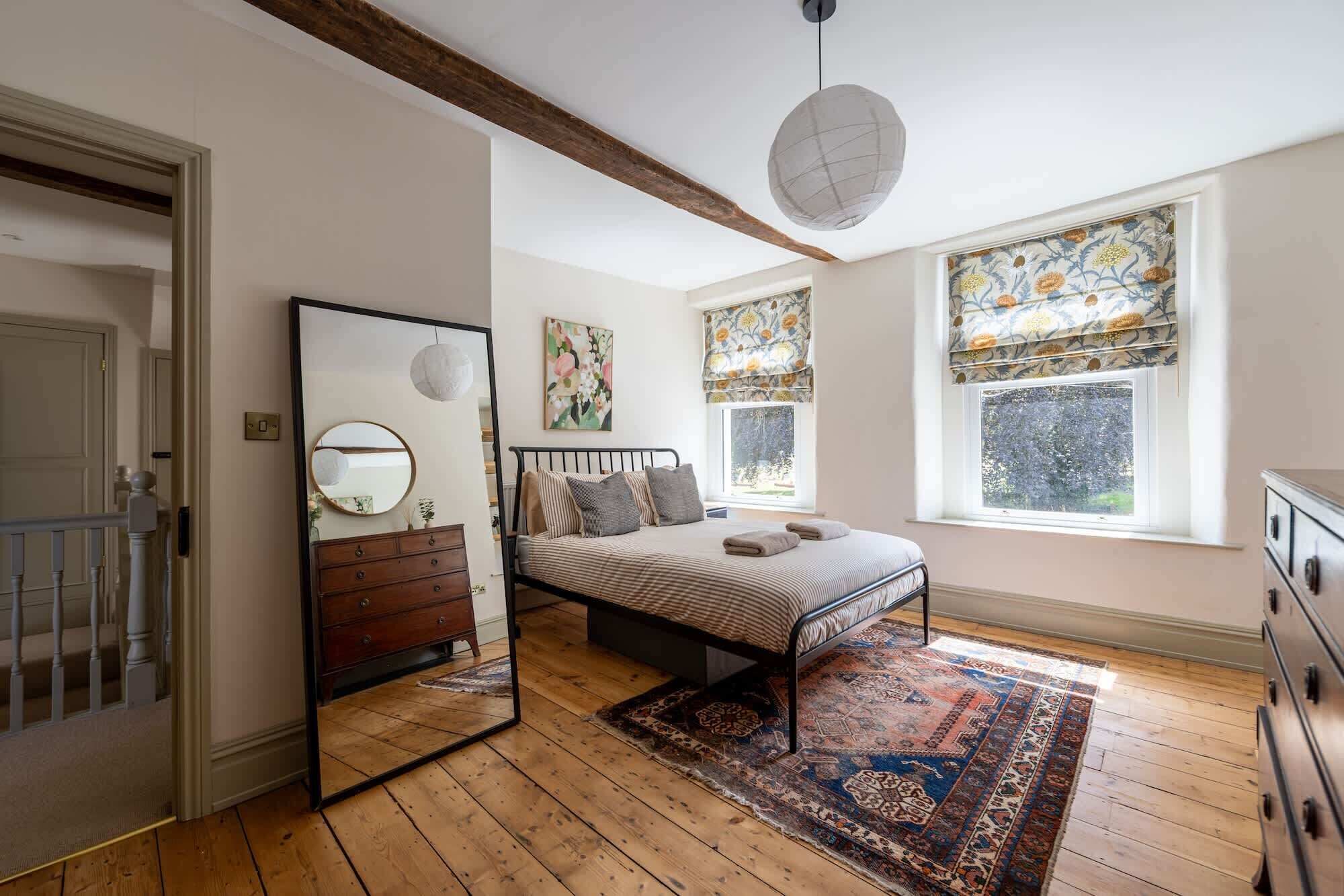 4 bedrooms, desk, iron/ironing board, travel cot