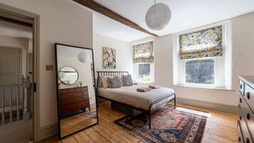4 bedrooms, desk, iron/ironing board, travel cot