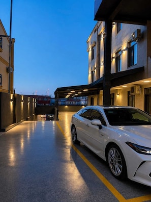 Free self-parking, free valet parking - Batumi Hotel (Batumi)