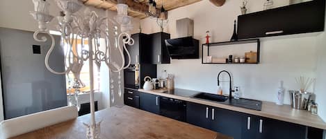 Coffee/tea maker, fridge, microwave, oven