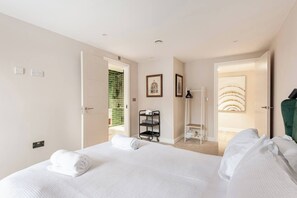 Iron/ironing board, WiFi, bed sheets - Leeds City Centre Penthouse 2 Bed & Balcony LS1 (Leeds)