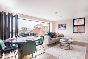 Living area - Leeds City Centre Penthouse 2 Bed & Balcony LS1 (Leeds)