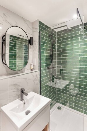 Shower, hair dryer, towels, soap - Leeds City Centre Penthouse 2 Bed & Balcony LS1 (Leeds)