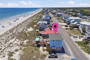 Eine Küstenwohngegend mit Zugang zum Strand, Häusern und einer Straße.