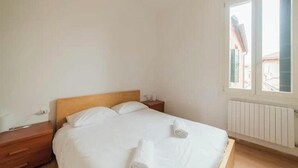 1 habitación, tabla de planchar con plancha, wifi y ropa de cama 