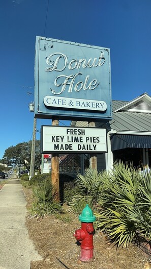 A sign for Donut Hole Cafe & Bakery advertising fresh key lime pies made daily. - Remodeled Beachfront-Amazing Location! 
Gated Community. (Destin)