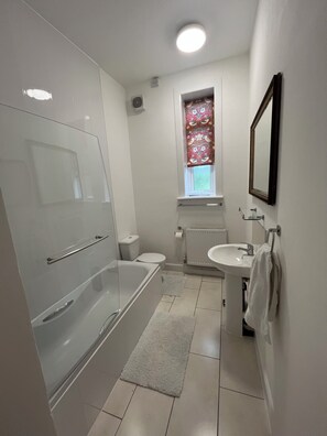 Secador de cabelo, toalhas de banho, sabonete, papel higiênico