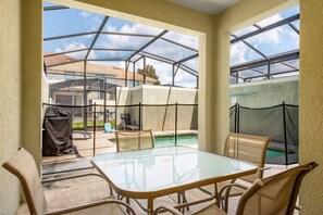 Outdoor dining - Storey Lake Home • Pool • 15min to Disney (Kissimmee)