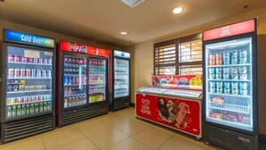 Ein Verkaufsautomat mit verschiedenen Getränken, darunter Coca-Cola und kaltes Bier.