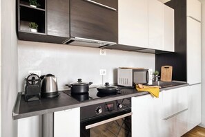 Wasserkocher mit Kaffee-/Teezubehör, Kühlschrank, Mikrowelle, Ofen