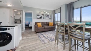 Um apartamento moderno com cozinha, sala de jantar e sala de estar.