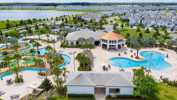 Et resort med flere swimmingpools, en golfbane og en stor bygning med en kuppel.