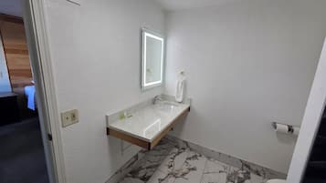 Habitación individual estándar | Baño | Ducha y bañera combinadas, toallas, jabón y champú