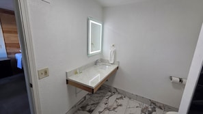 Habitación individual estándar | Baño | Ducha y bañera combinadas, toallas, jabón y champú