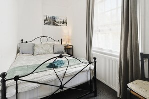 1 bedroom, desk, iron/ironing board, free WiFi - Park View En-Suite I Egham station (1 miunte walk) (Egham)