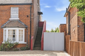 Exterior - Park View En-Suite I Egham station (1 miunte walk) (Egham)
