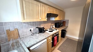 Private kitchen - Apartment Sleeps 4 With Parking (Milton Keynes)