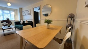 Dining - Apartment Sleeps 4 With Parking (Milton Keynes)