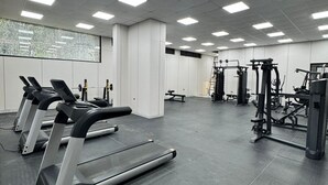 A gym with treadmills, weight machines, and a mirrored wall. - 2 BR SLEEPS 6 PAX INDOOR POOL, GYM AND BEAUTIFUL NAIROBI CITY VIEWS (Nairobi)