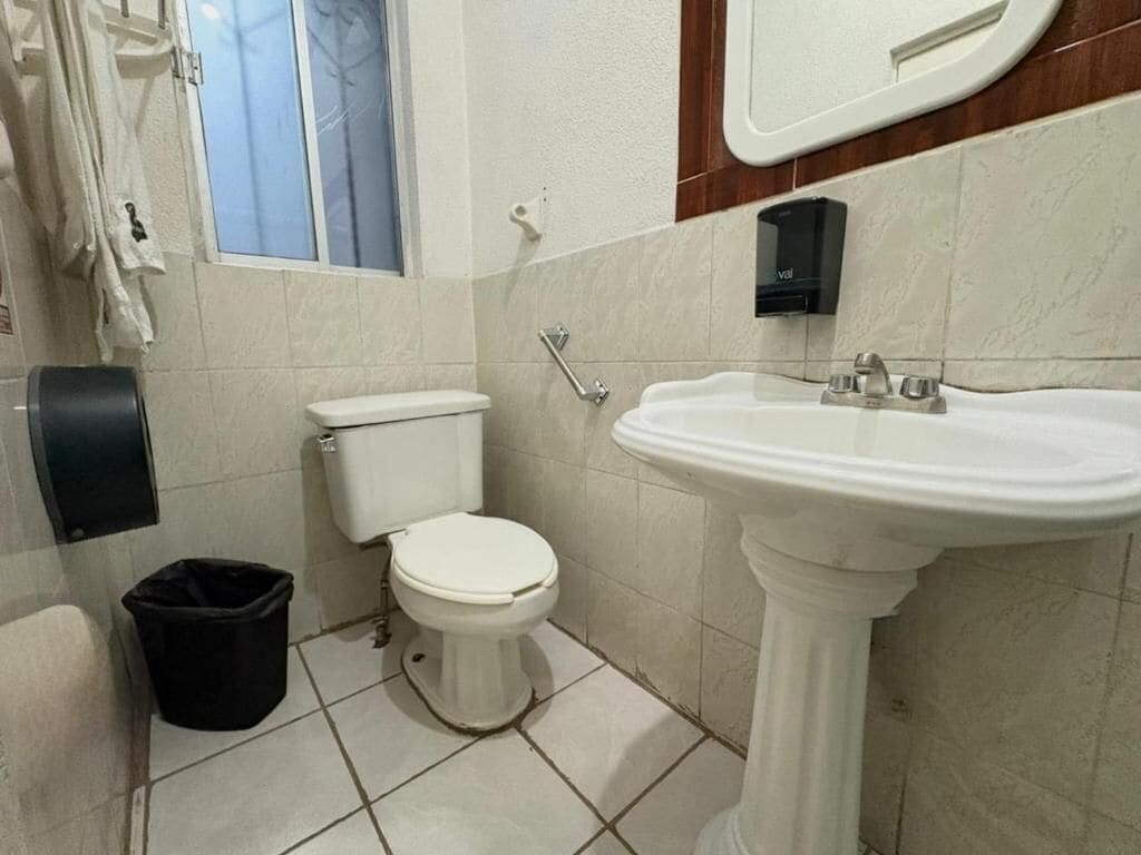 Regadera, toallas, jabón, shampoo 