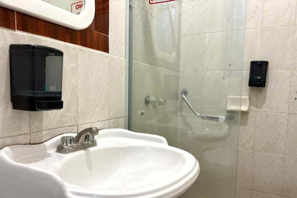 Regadera, toallas, jabón, shampoo